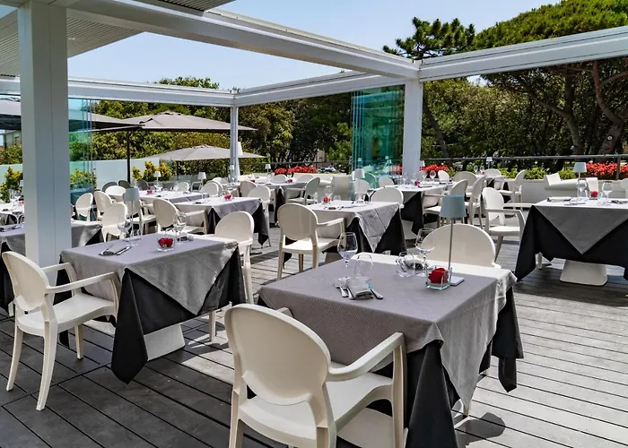 Raffaello & Mooka Restaurant Готель 4*