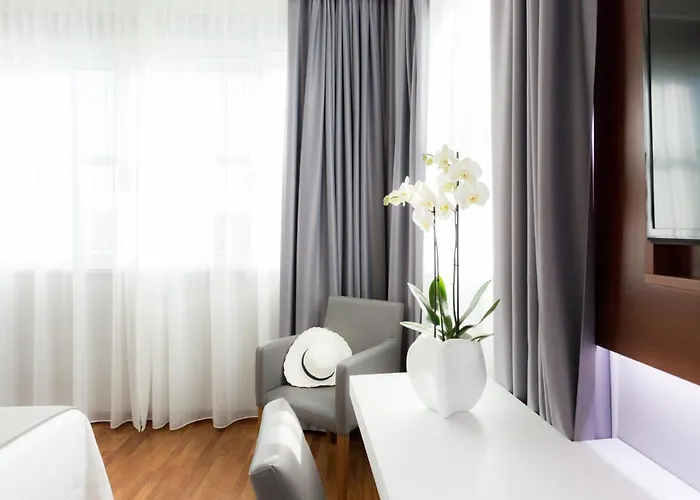 Готель Raffaello & Mooka Restaurant