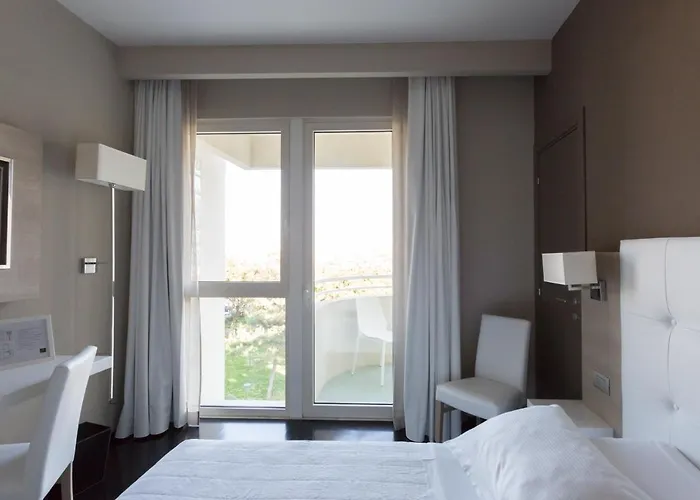 Raffaello & Mooka Restaurant Готель Сенігаллія