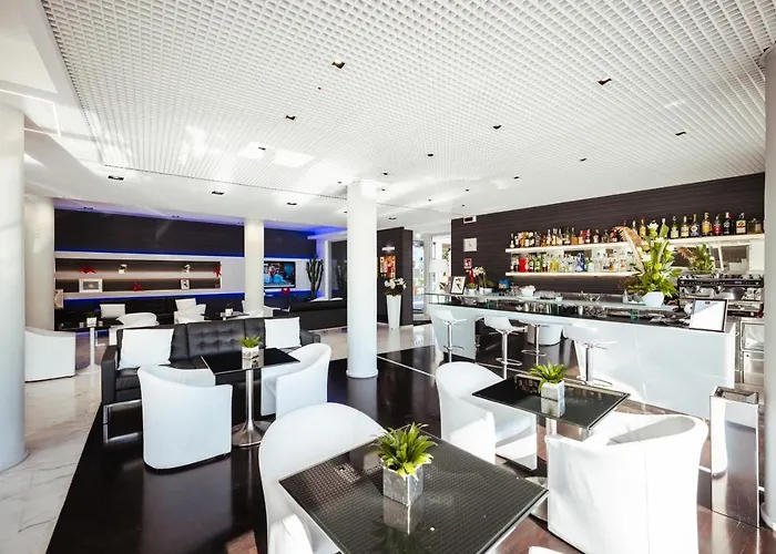 Готель Raffaello & Mooka Restaurant