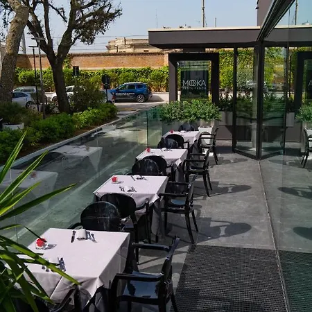 מלון Raffaello & Mooka Restaurant