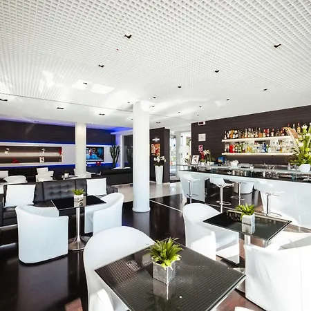 מלון Raffaello & Mooka Restaurant