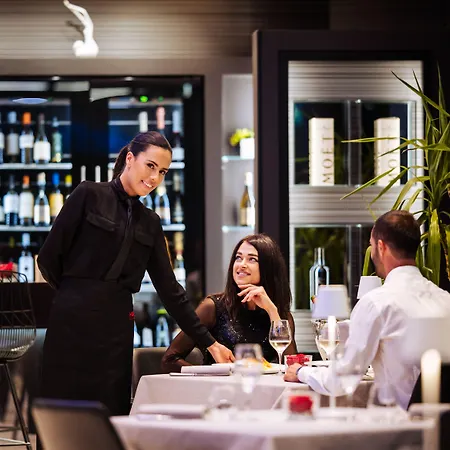 מלון Raffaello & Mooka Restaurant